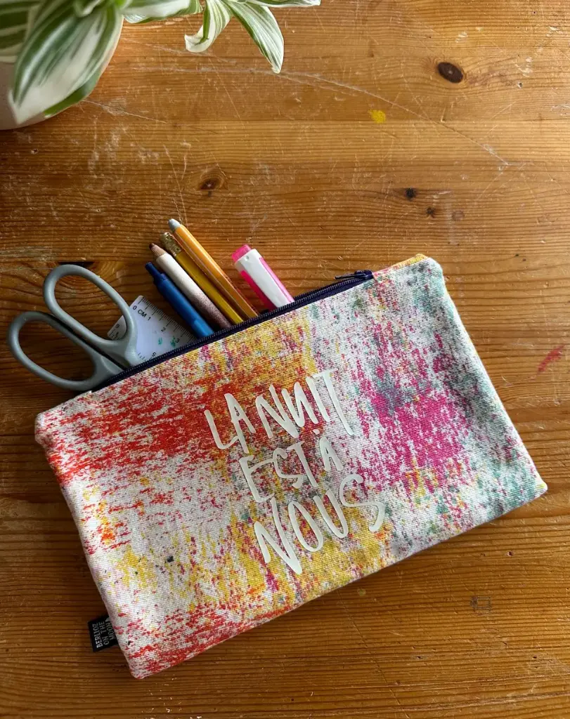 Pochette upcyclée phosphorescente - éclats de peinture